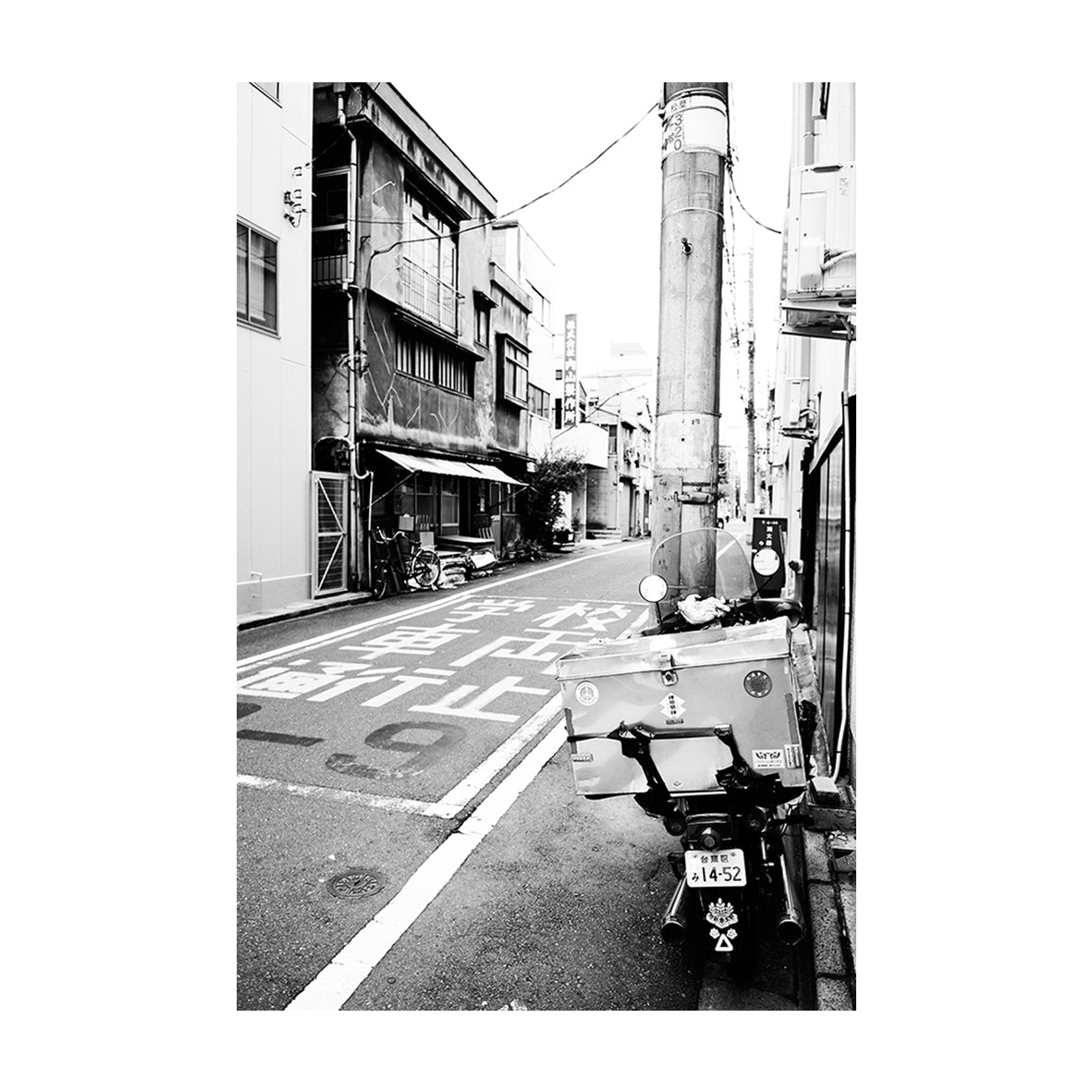 Tokyo street / Foto op Hout