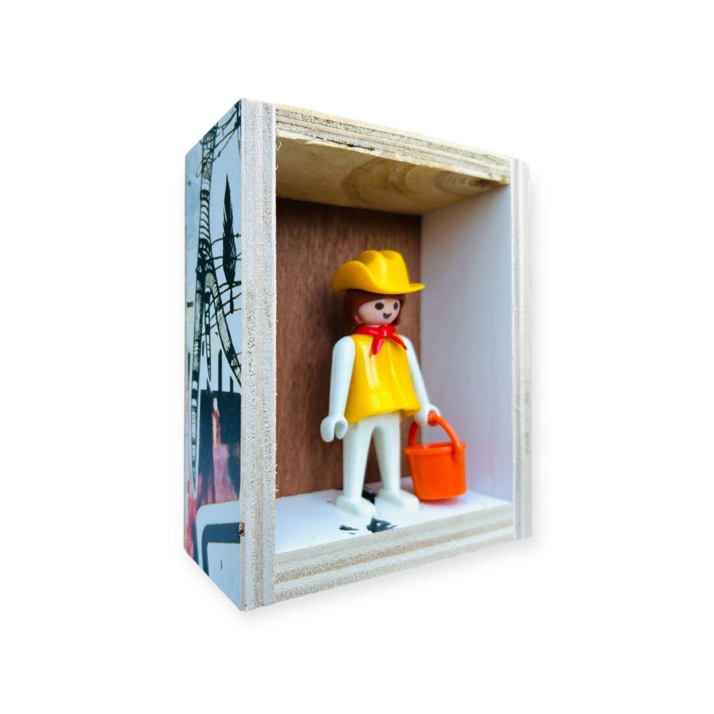 Playmobil huisje 'Geelwit meisje met gele cowboyhoed en emmer'