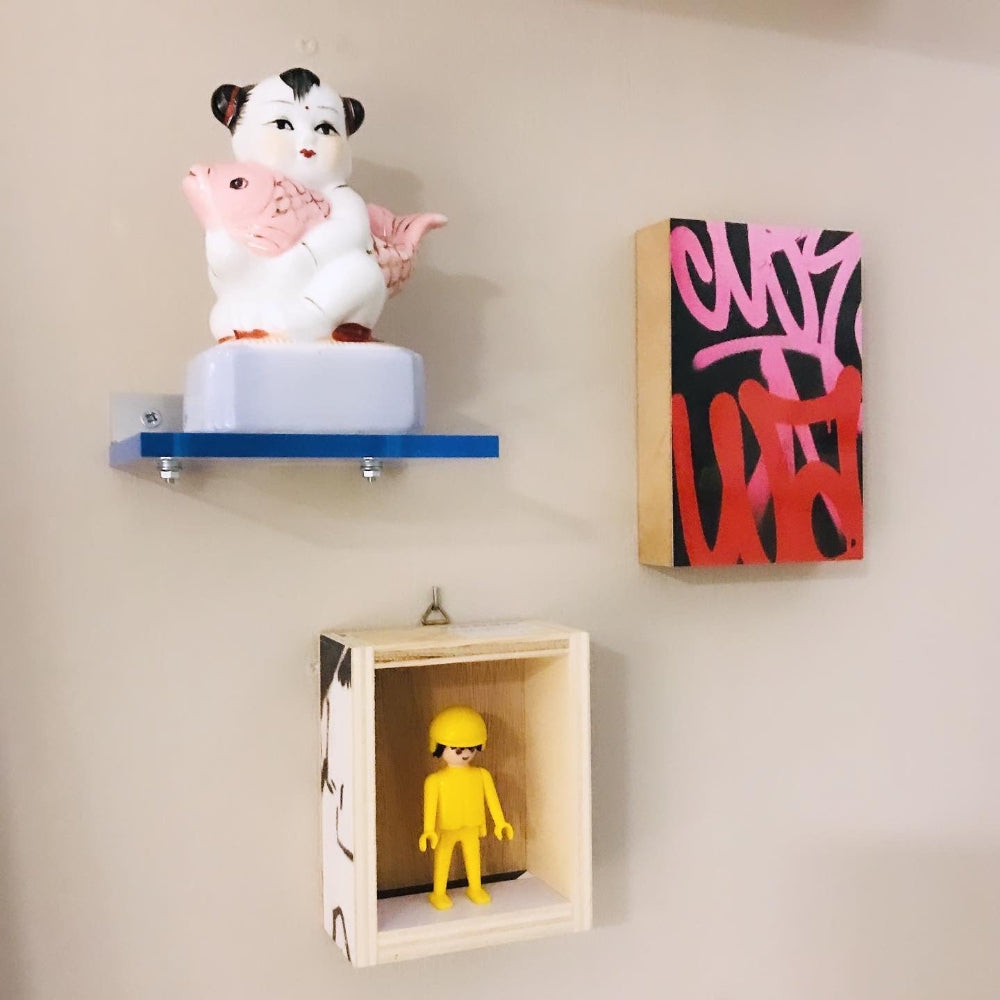 Playmobil huisje 'roodzwart popje met rode hoge hoed en strikje'