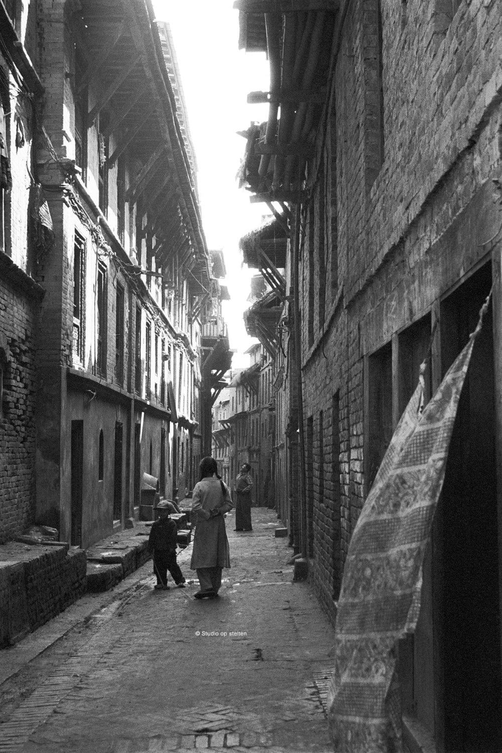 Narrow street / Nepal 2002