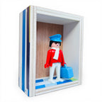 Playmobil huisje 'Popje met blauwe pet en witte sjaal en koffer'