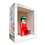 Playmobil huisje 'Rood popje met groene hoed en bruine koffer'