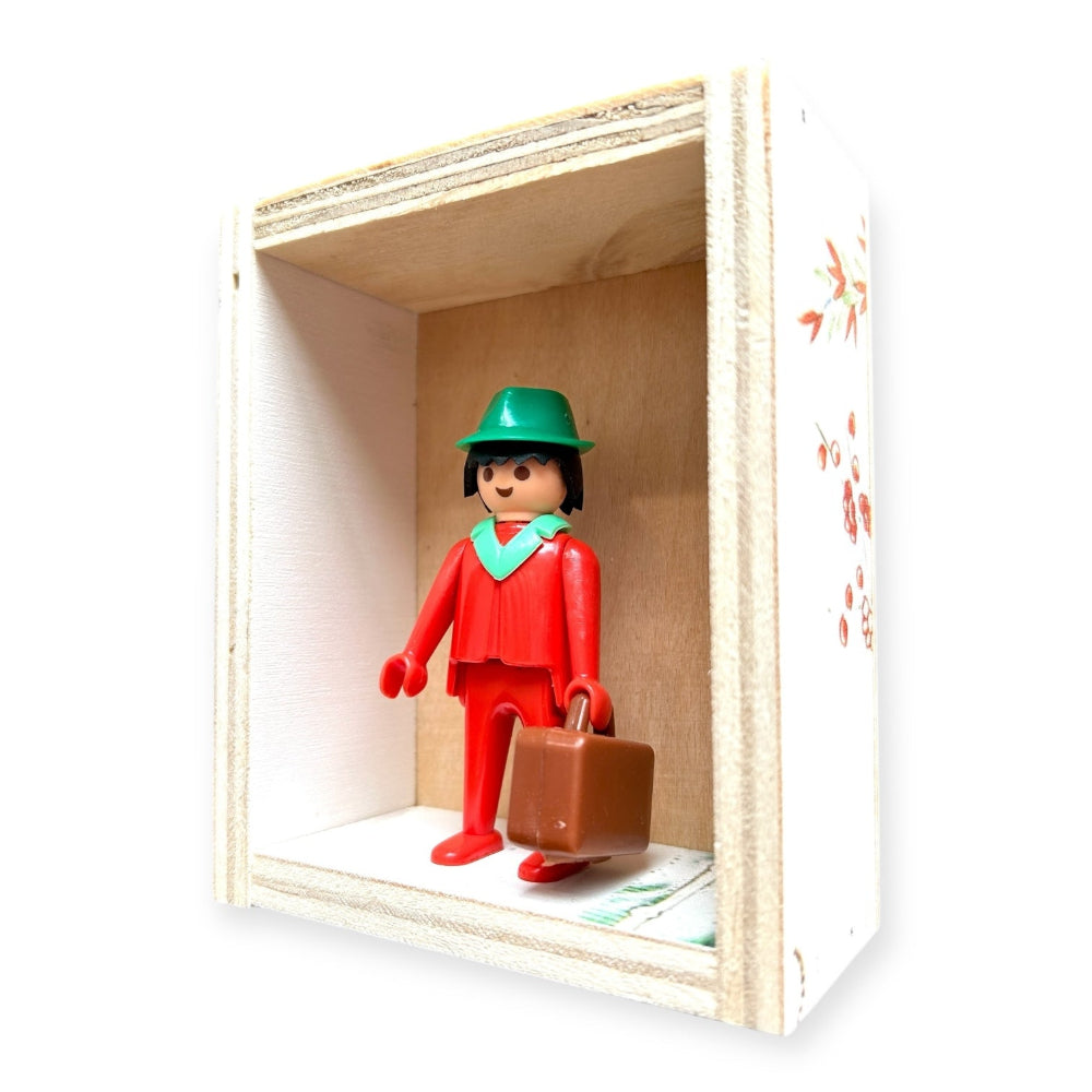 Playmobil huisje 'Rood popje met groene hoed en bruine koffer'