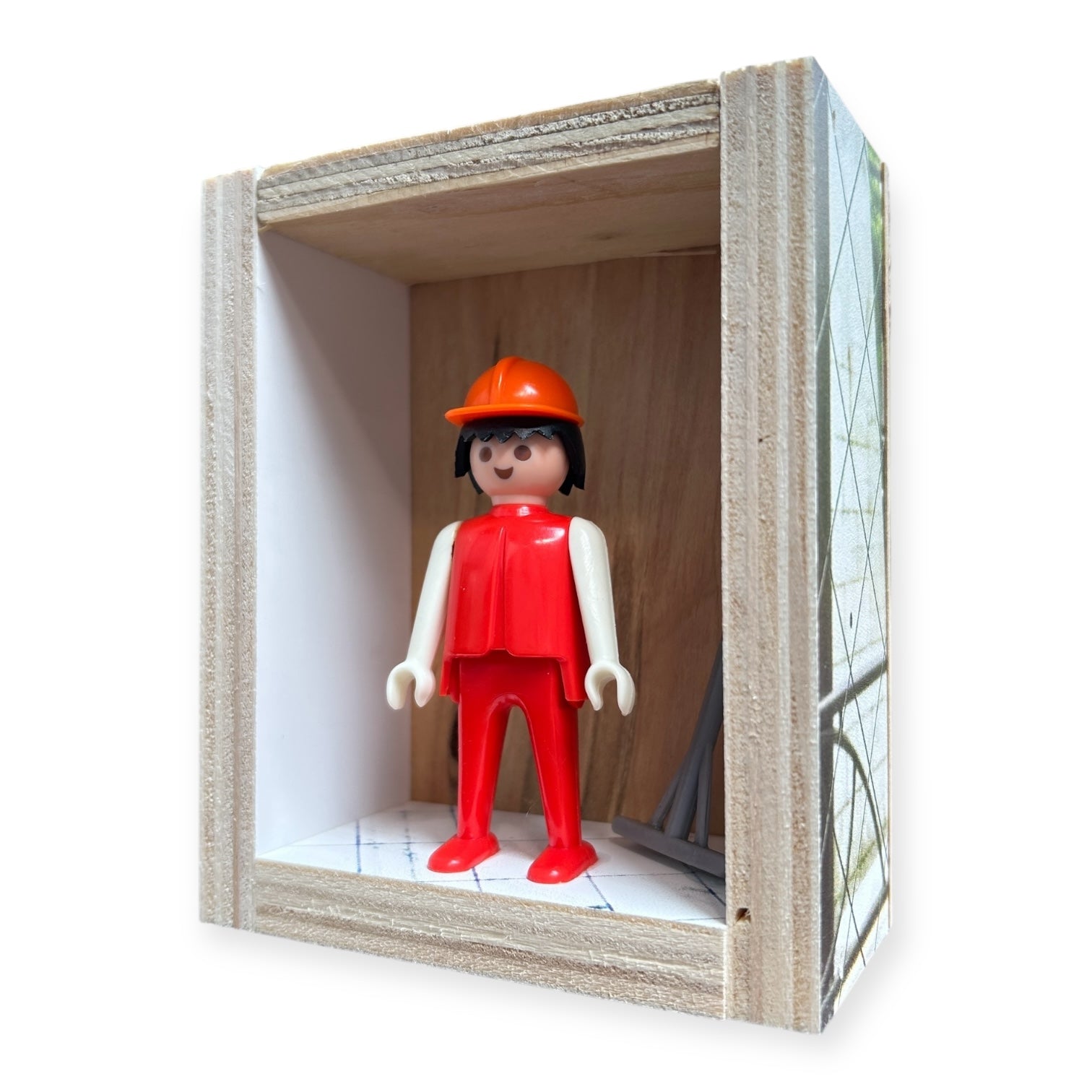 Playmobil huisje 'Roodwit popje met oranje helm en hark'