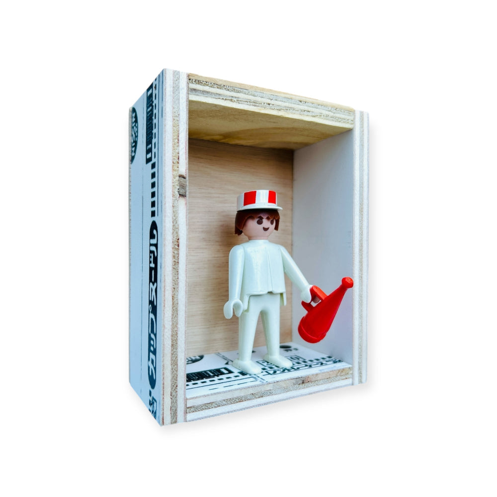 Playmobil huisje 'Wit popje met roodwitte pet en rode megafoon'