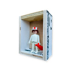 Playmobil huisje 'Wit popje met roodwitte pet en rode megafoon'