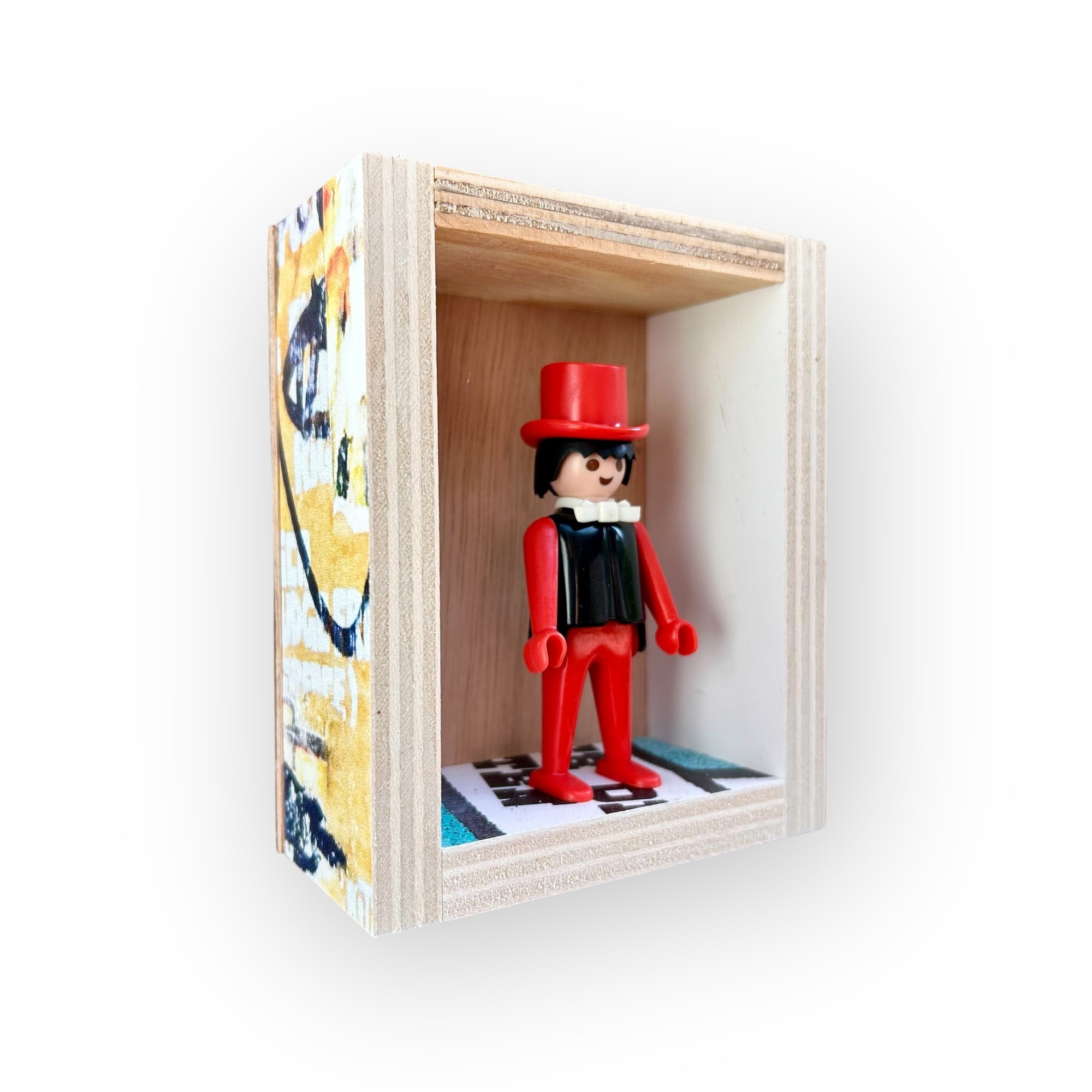 Playmobil huisje 'roodzwart popje met rode hoge hoed en strikje'