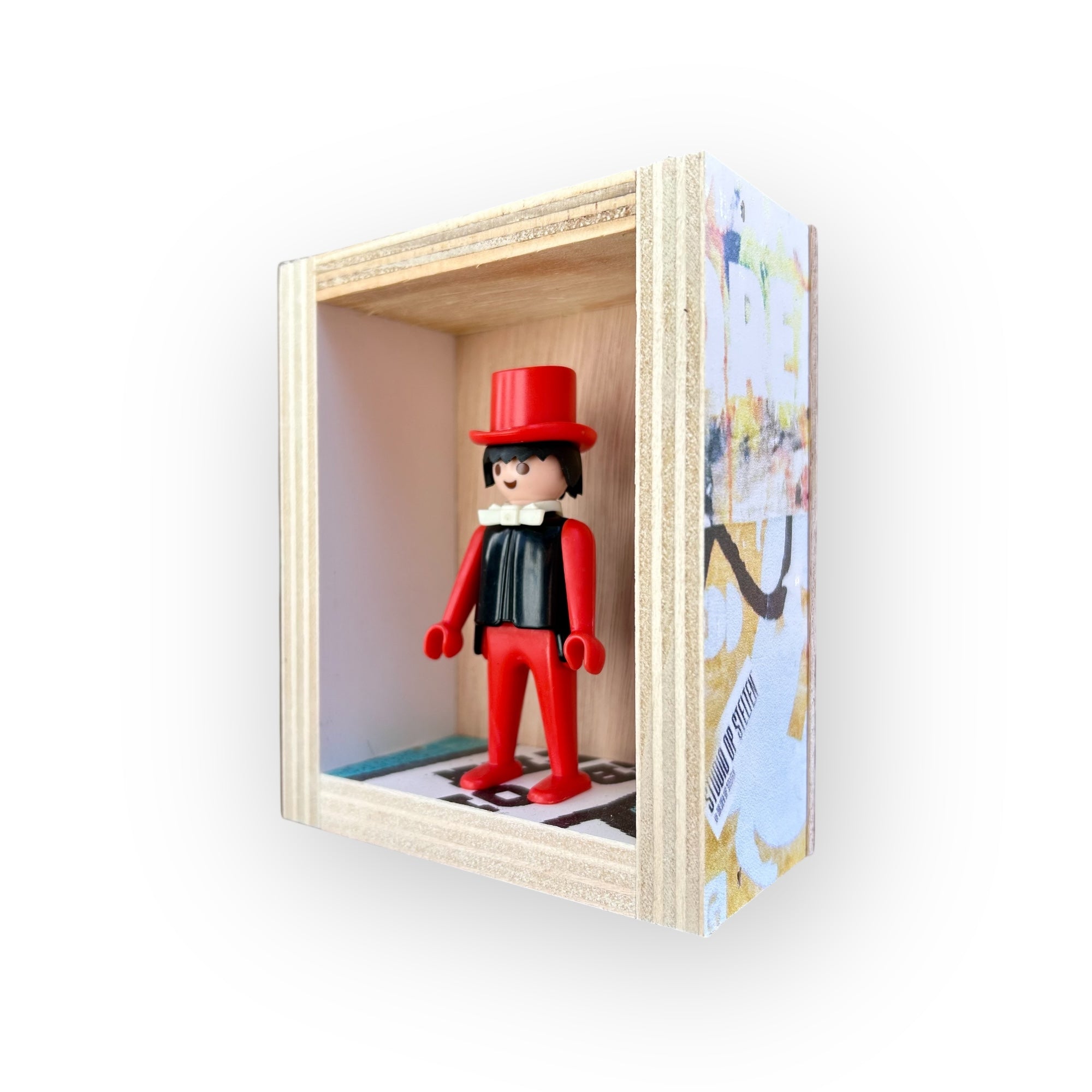 Playmobil huisje 'roodzwart popje met rode hoge hoed en strikje'