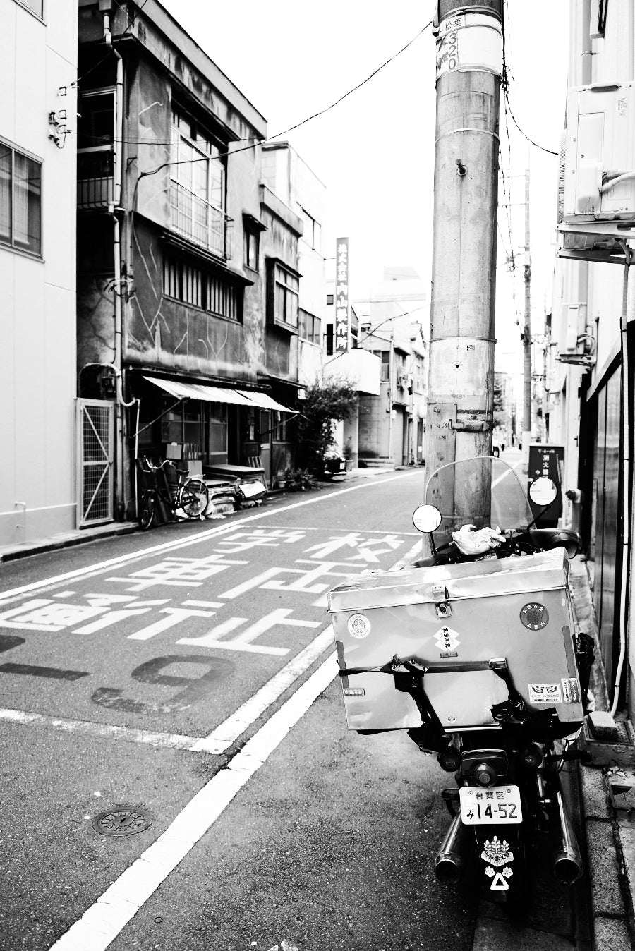 Tokyo street / Foto op Hout